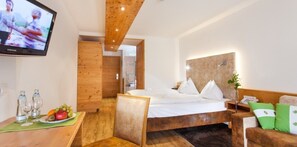 Habitación doble Confort | Caja de seguridad en la habitación, escritorio y insonorización