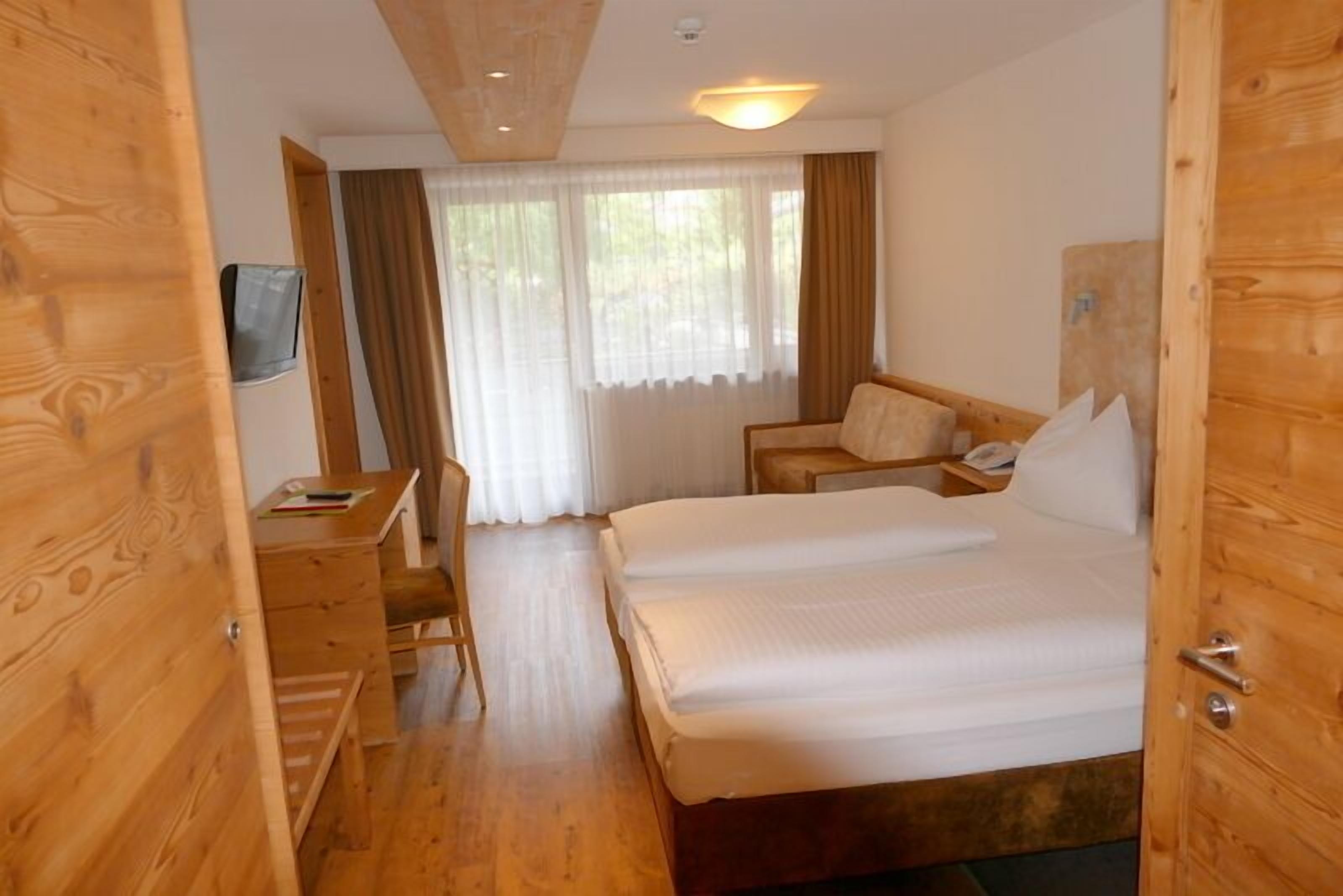 Suite familiar, 2 habitaciones, vistas a la montaña | Caja fuerte, escritorio, sistema de insonorización