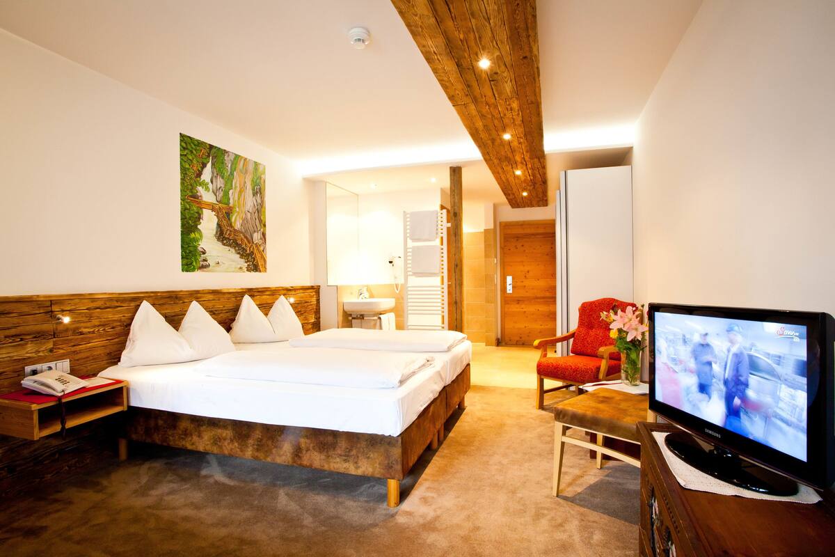 Comfort tweepersoonskamer, 1 tweepersoonsbed met slaapbank | Een kluis op de kamer, een bureau, geluiddichte muren