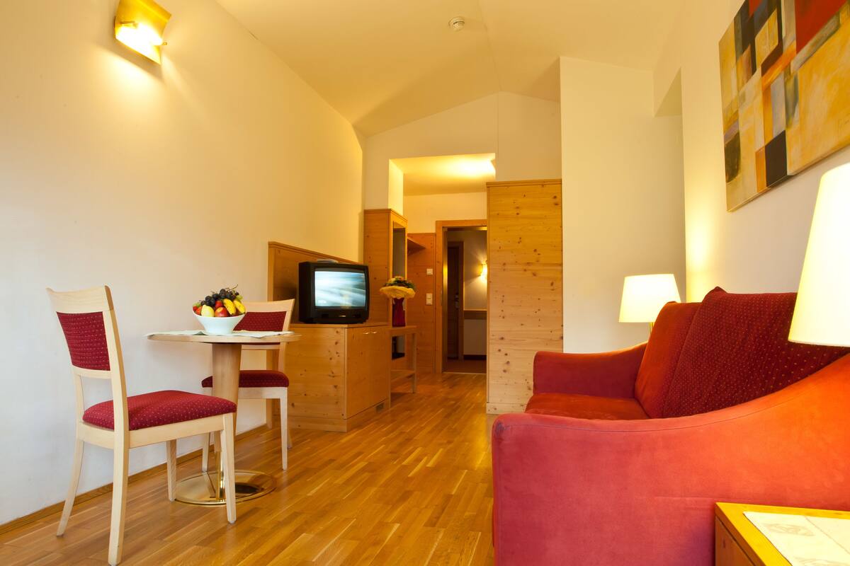 Studio, 1 slaapkamer, balkon, uitzicht op gebergte | Woonkamer | Flatscreentelevisie