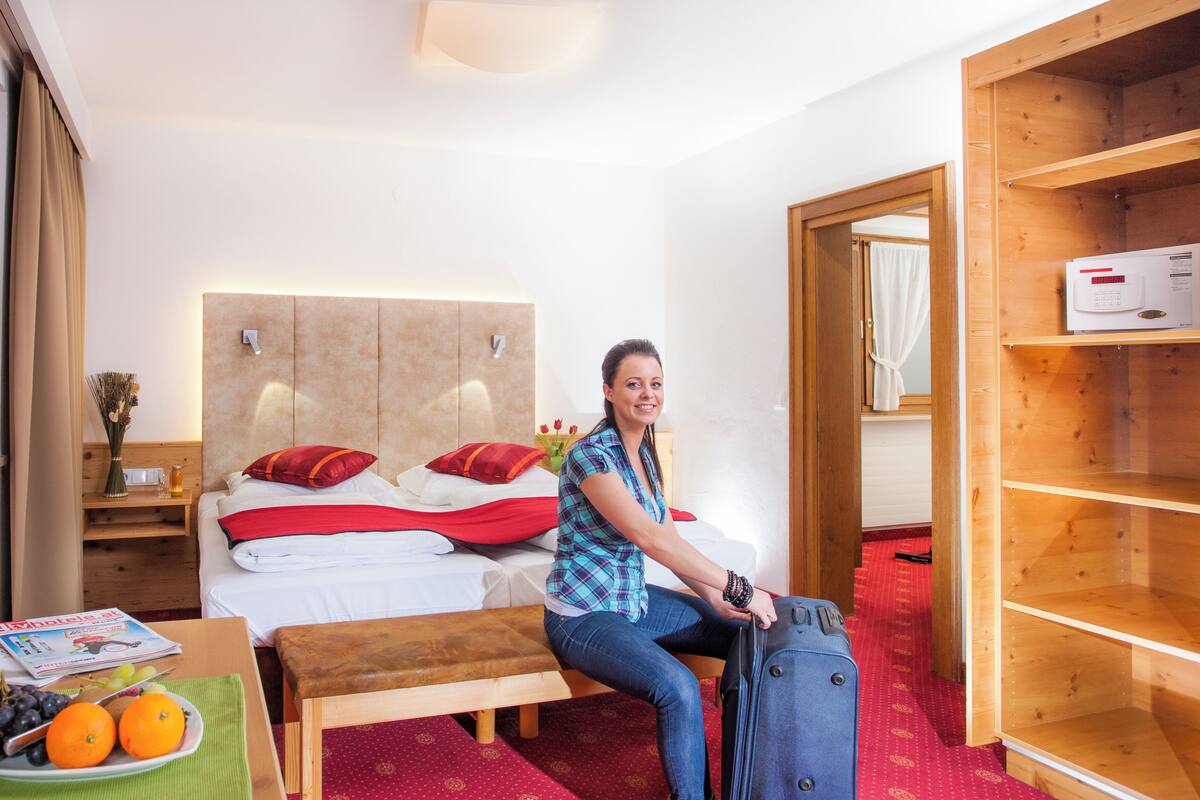 Familie suite, 2 slaapkamers, uitzicht op bergen | Een kluis op de kamer, een bureau, geluiddichte muren