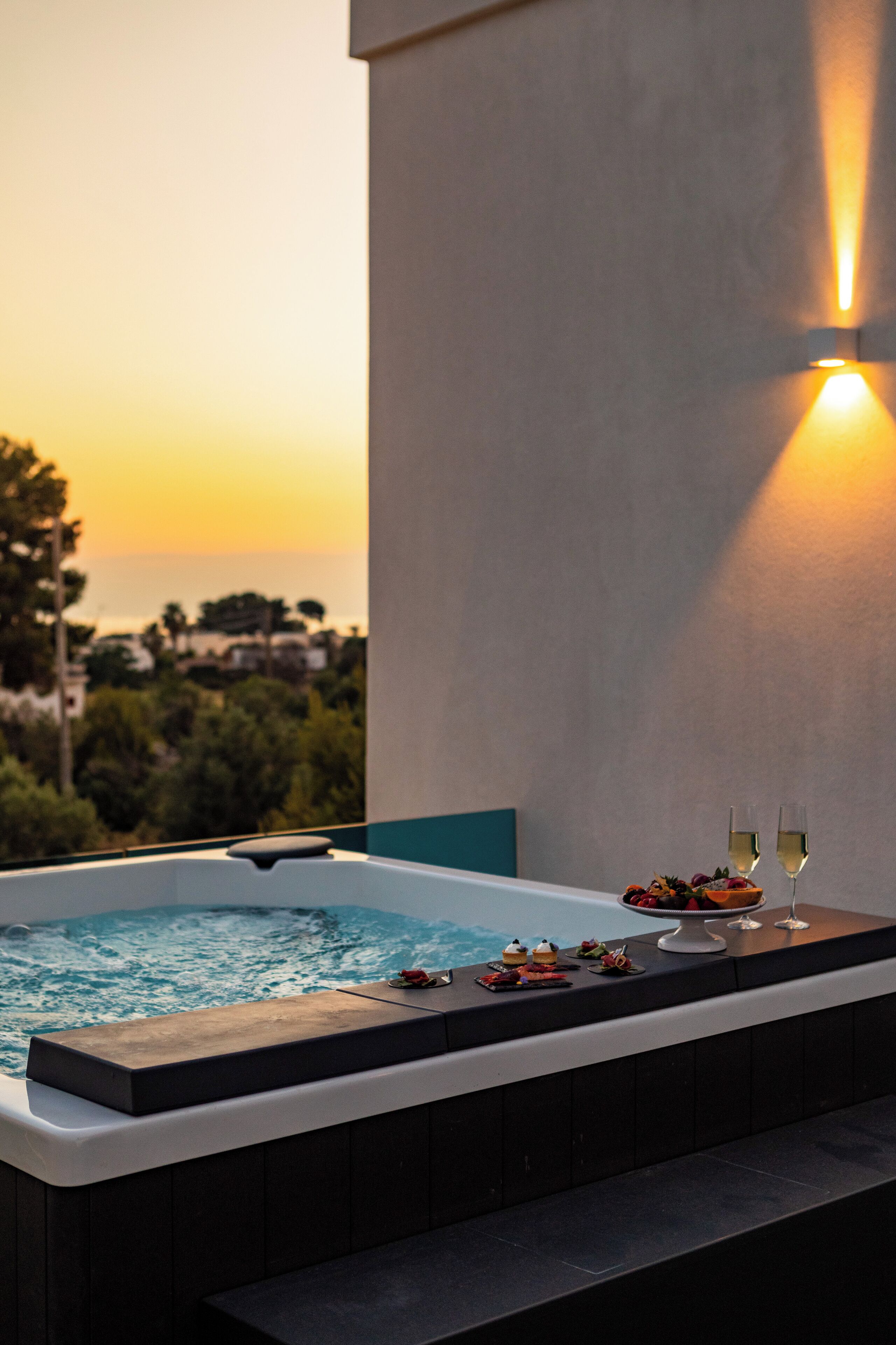 Jacuzzi Junior Suite | Premium bedding, minibar, in-room safe, desk