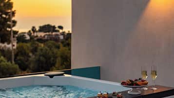 Jacuzzi Junior Suite | Premium bedding, minibar, in-room safe, desk