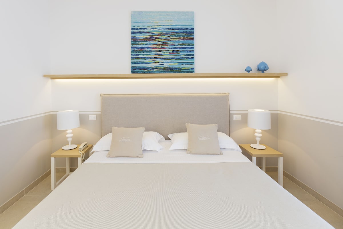 Habitación Deluxe con 1 cama matrimonial o 2 individuales, 1 cama Queen size | 1 habitación, ropa de cama de alta calidad y minibar