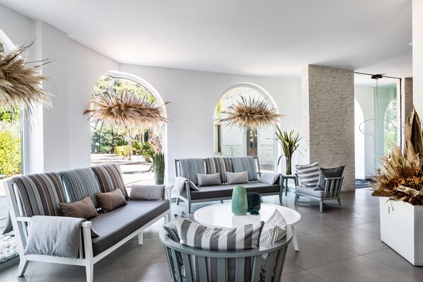 ฝ่ายต้อนรับ