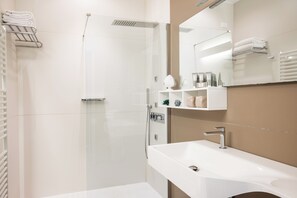 Shower, free toiletries, hair dryer, slippers - Giardino dei Pini - Boutique Hotel (Alliste)