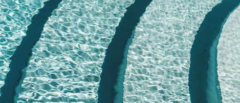 Alberca al aire libre por temporada y sombrillas en la alberca