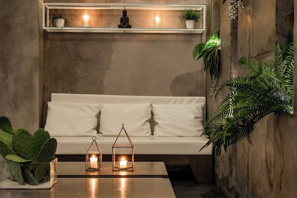 Couples treatment rooms, hot tub, Turkish bath, body treatments