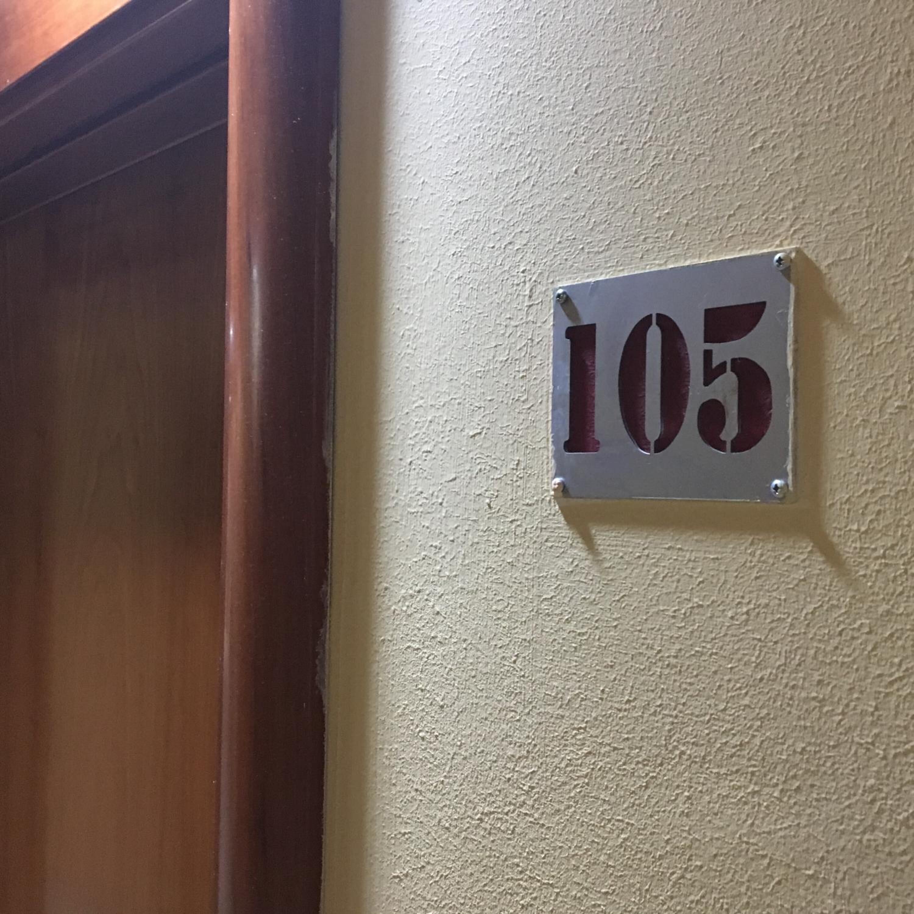 Un letrero en la pared con el número de habitación 105.