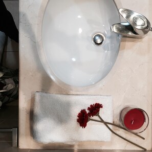 Combined shower/bathtub, hair dryer, towels - La Jonquera (La Jonquera)