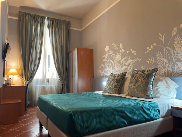 Cubrecamas, caja de seguridad en la habitación y escritorio