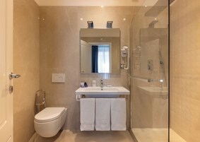 Un bagno moderno con WC, lavabo e doccia.