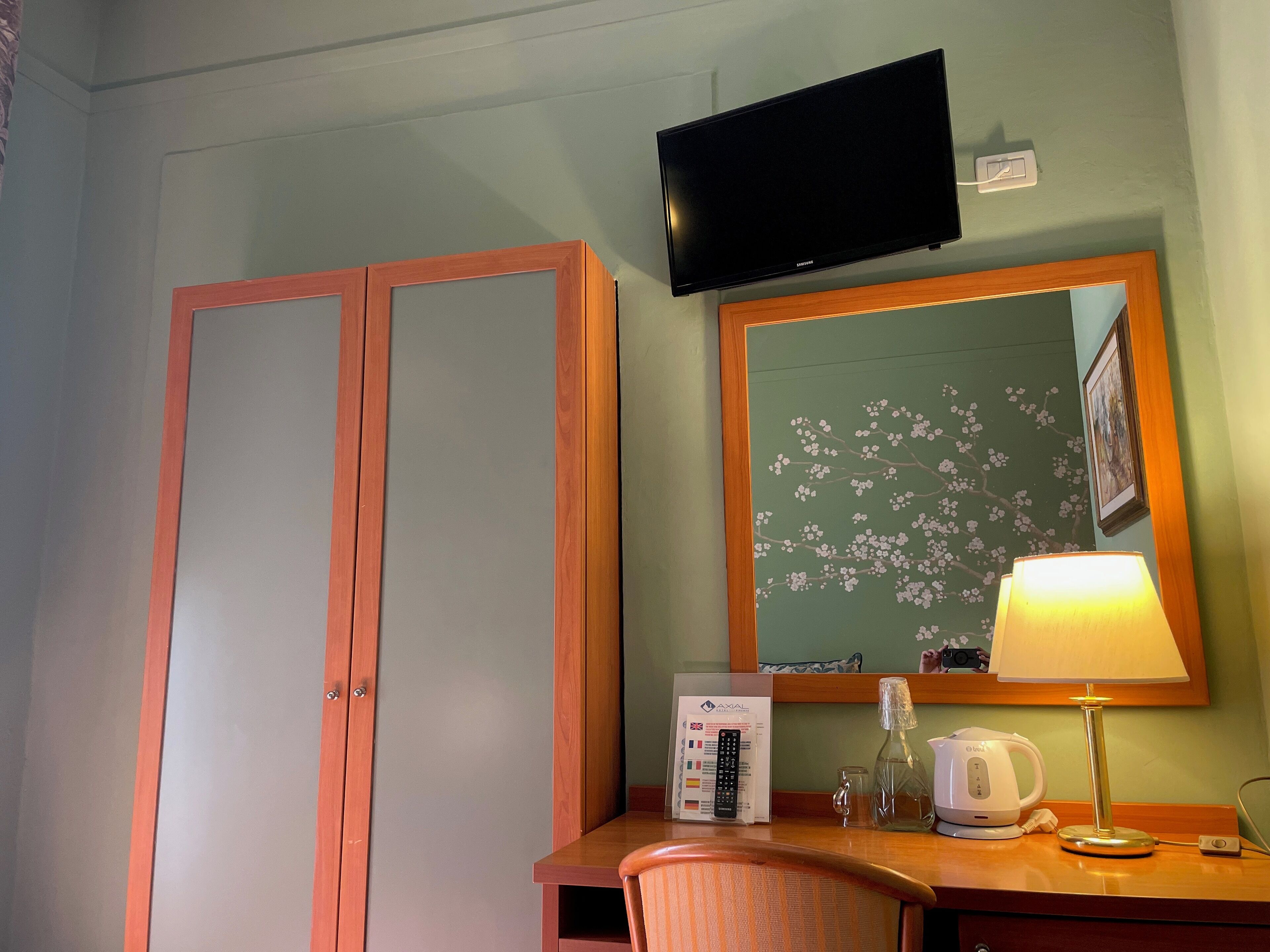 classic single room, 1 queen bed | 1 bedroom, down duvets, in-room safe, desk