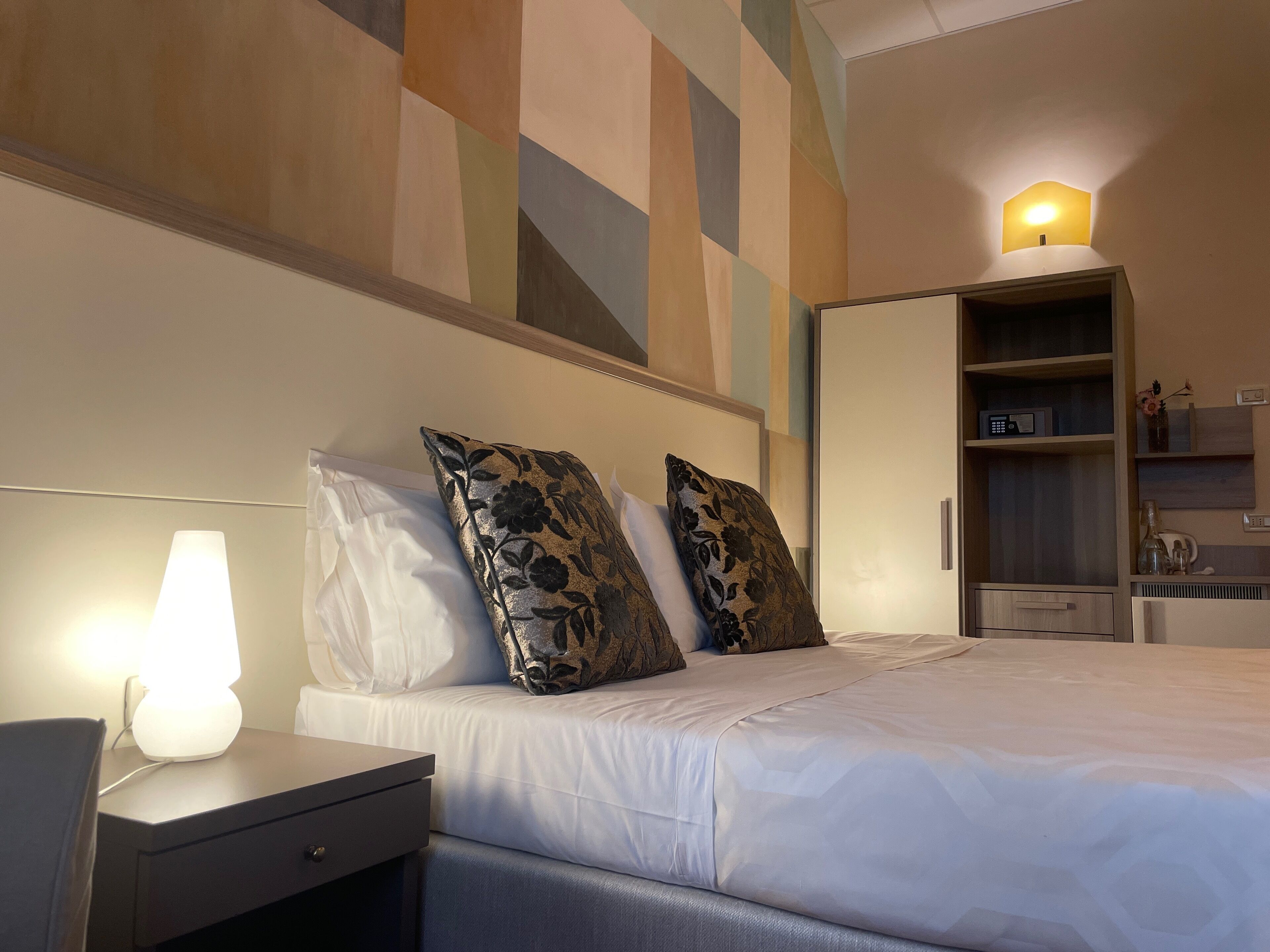 Classic trippelrum | Duntäcken, värdeförvaringsskåp på rummet och skrivbord