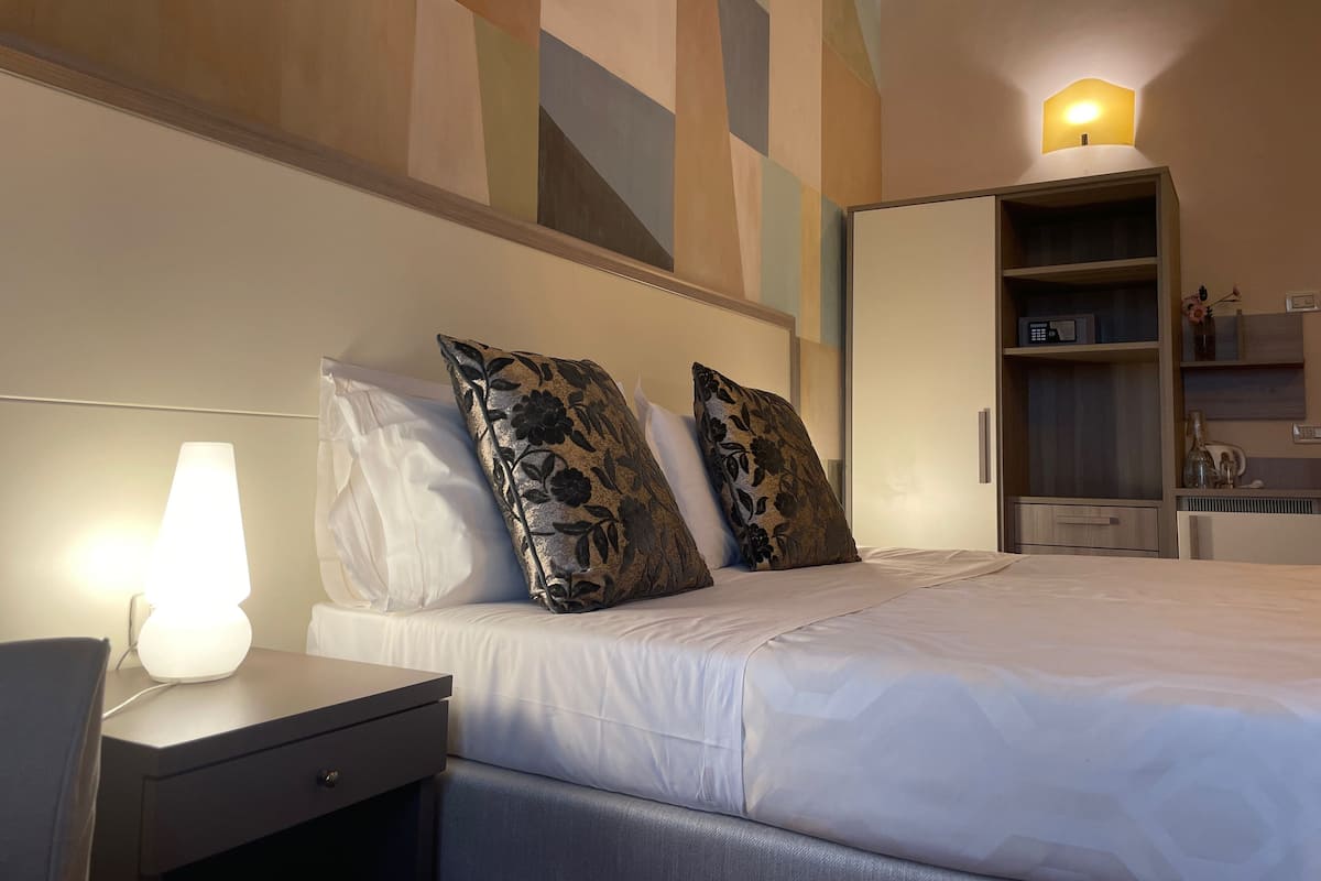 Classic trippelrum | Duntäcken, värdeförvaringsskåp på rummet och skrivbord