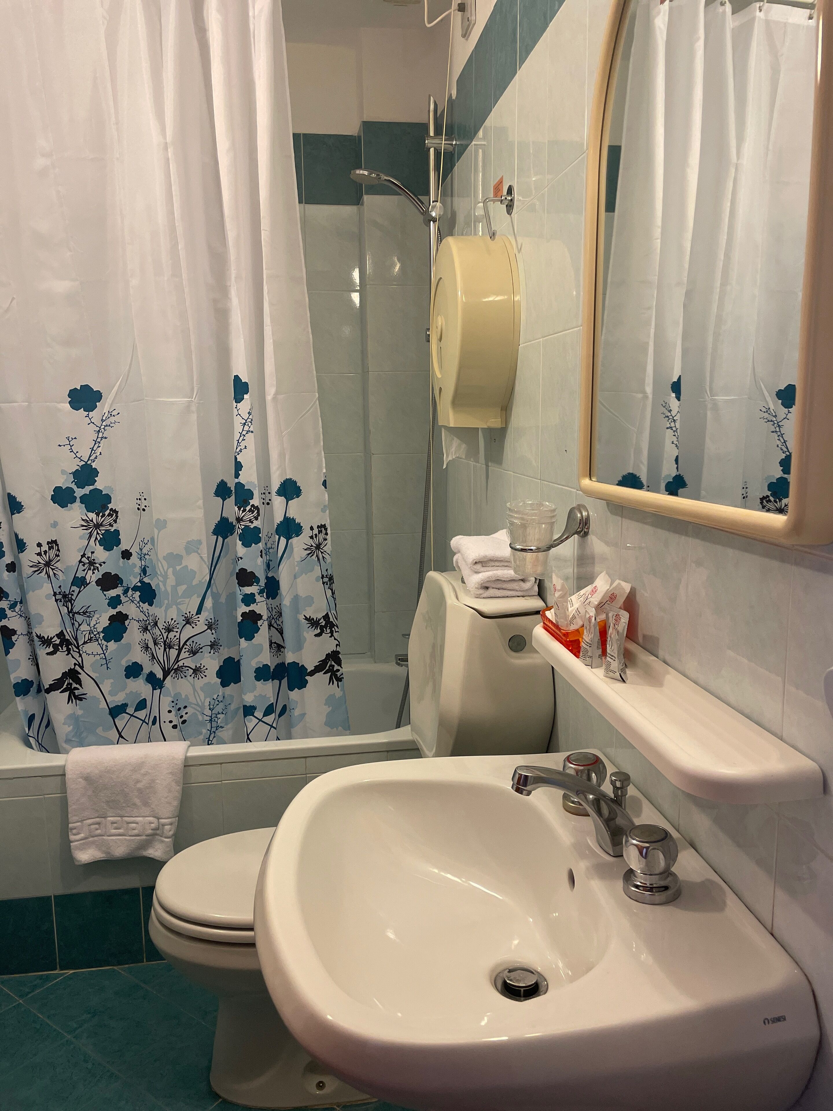 rainfall showerhead, free toiletries, hair dryer, towels