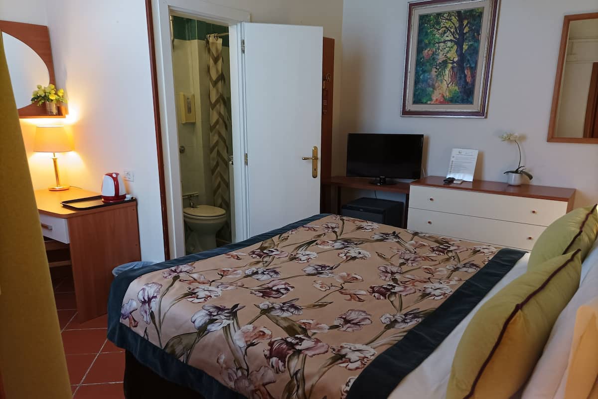 New Small Double Room - Stair access only | Chăn bông, két bảo mật tại phòng, bàn