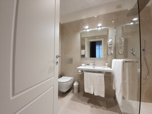 Cabezal de ducha tipo lluvia, artículos de tocador gratuitos