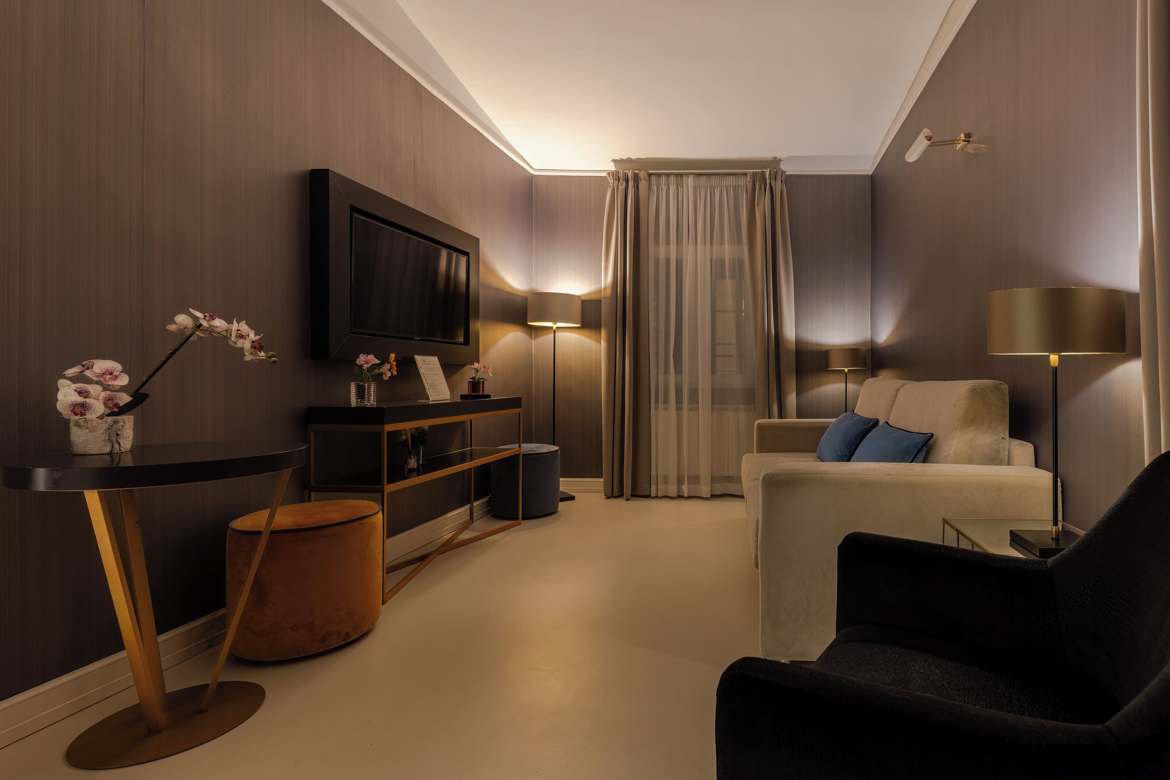 ألحفة محشوة بالريش وخزنة داخل الغرفة ومكتب ومساحة عمل للكمبيوتر المحمول