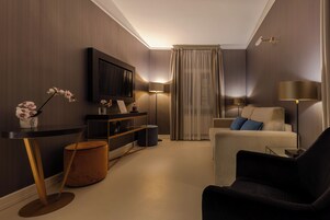 Cubrecamas, caja de seguridad en la habitación y escritorio 