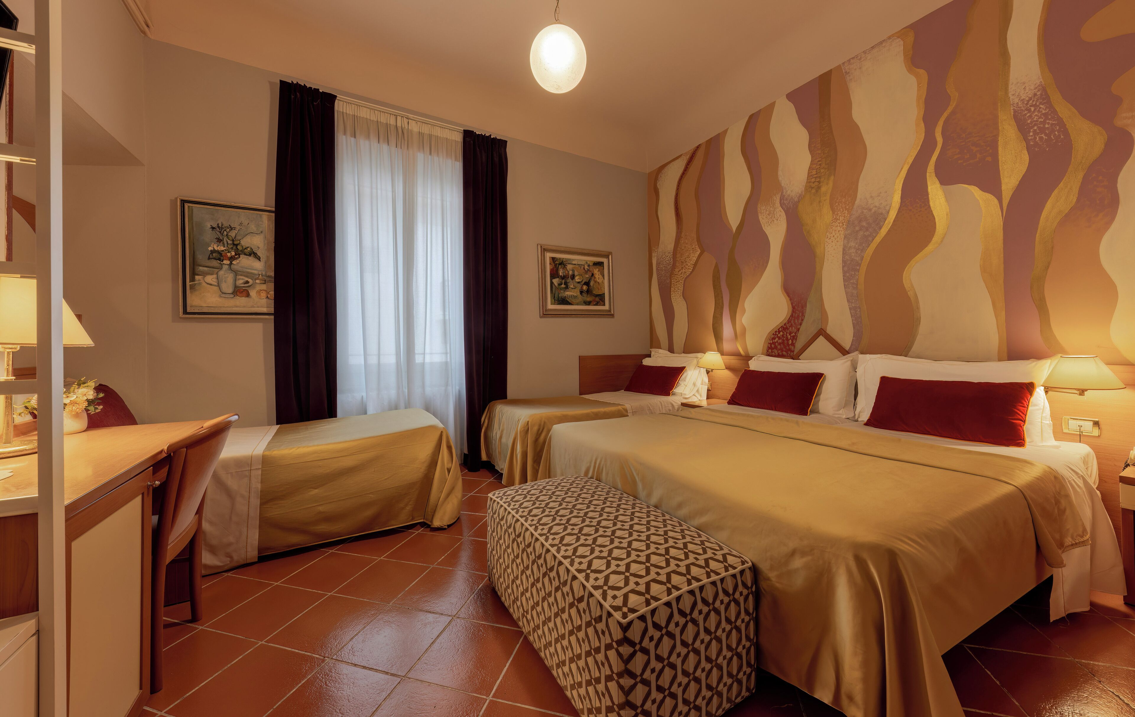 Economy Old Quadruple Room | Duntäcken, värdeförvaringsskåp på rummet och skrivbord