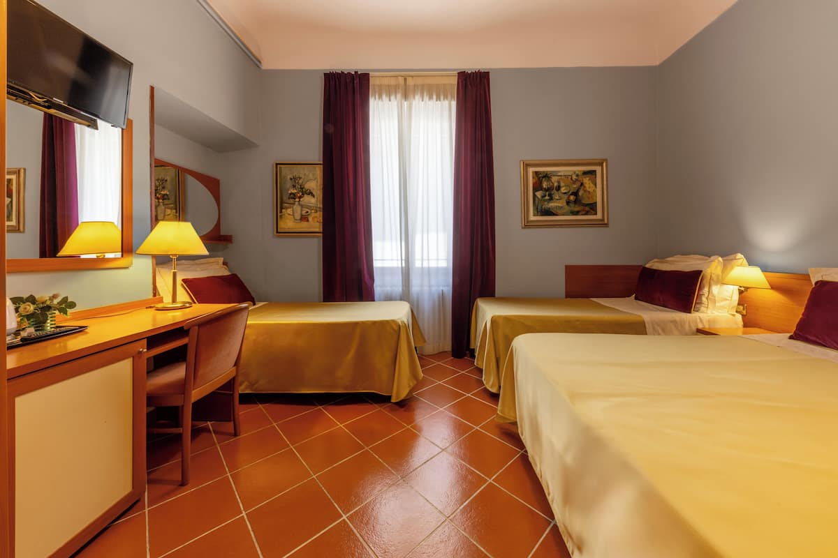 Economy Old Quadruple Room | Chăn bông, két bảo mật tại phòng, bàn
