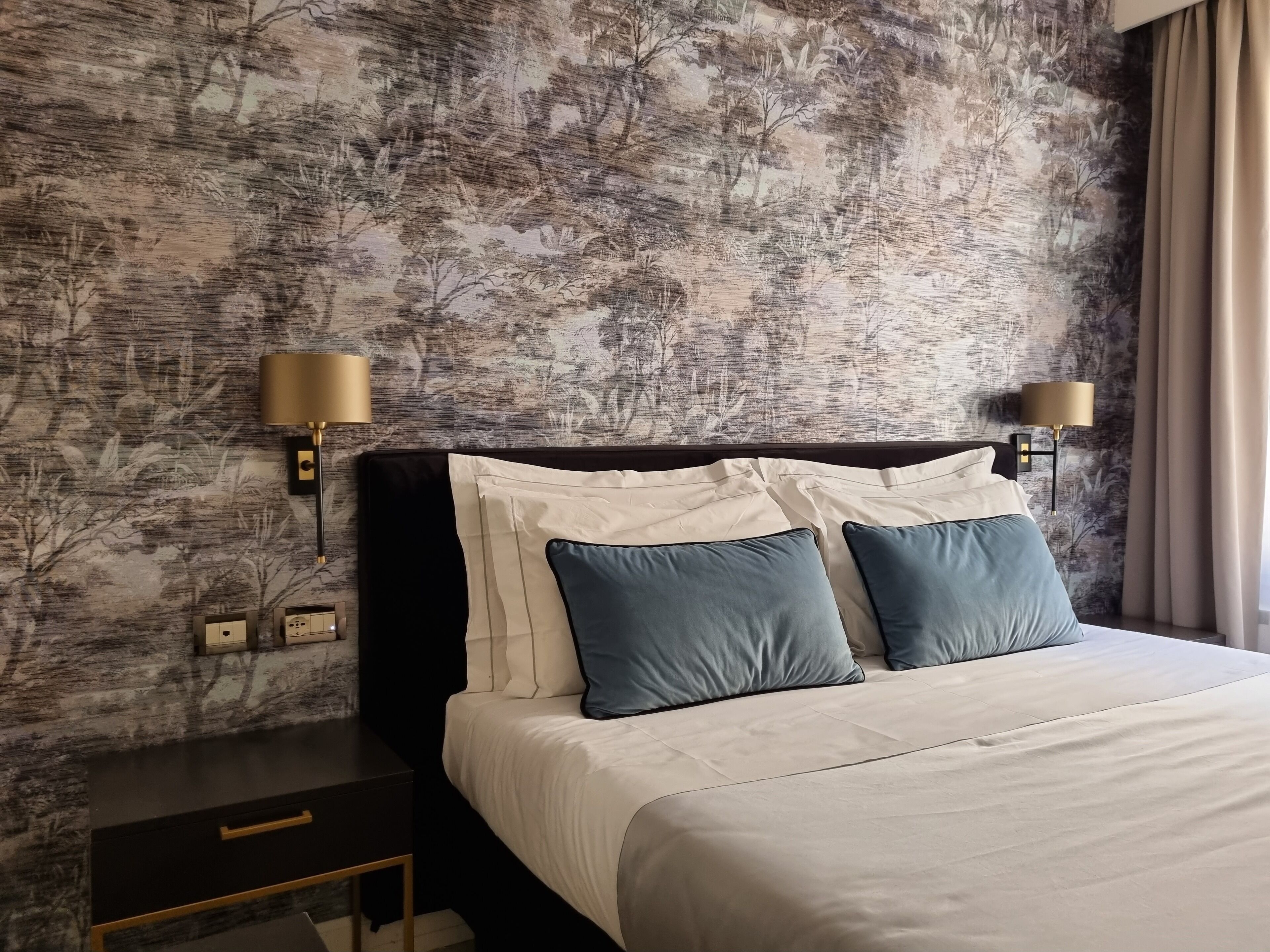 suite | 1 bedroom, down duvets, in-room safe, desk