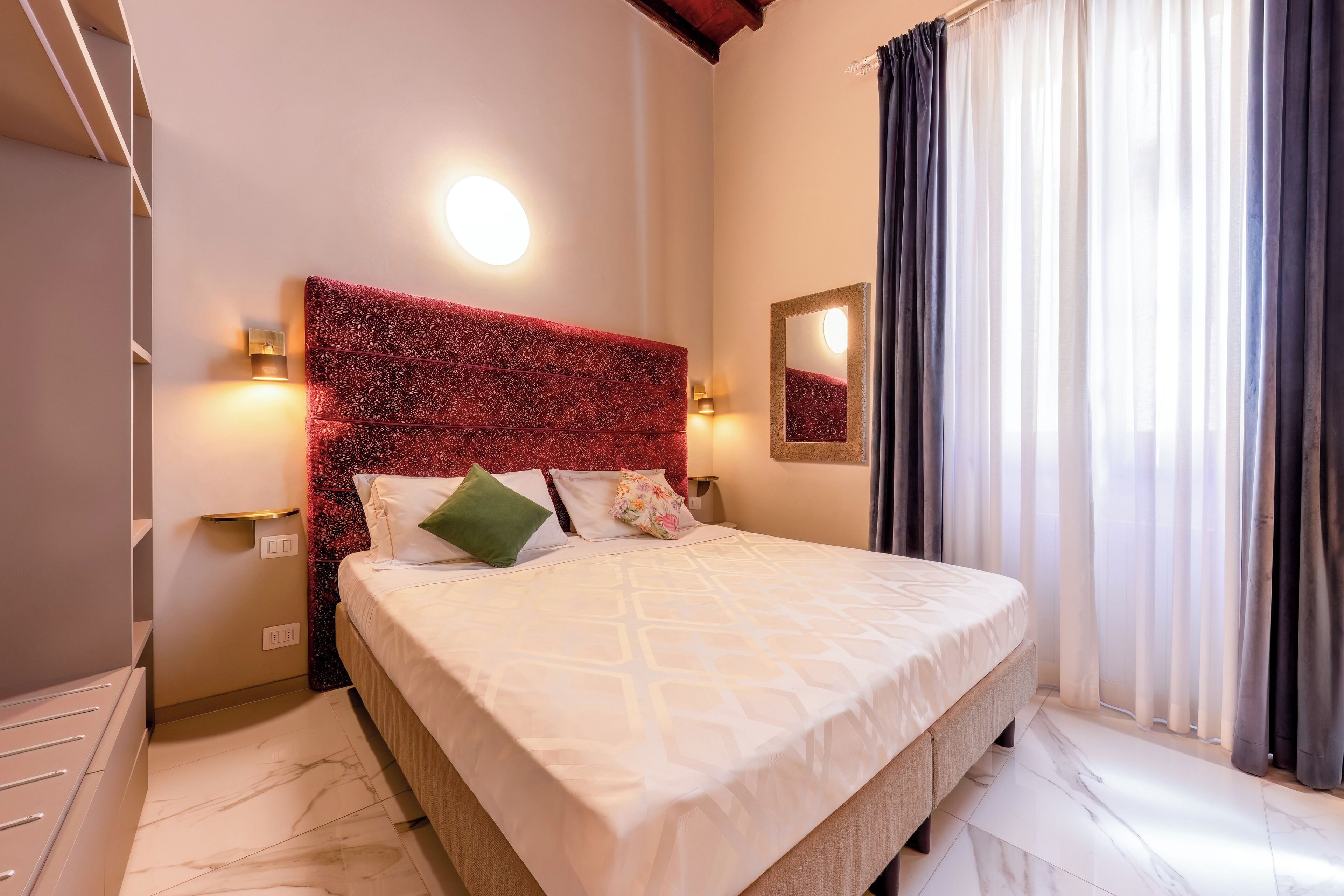 Habitación triple clásica | Edredón, caja de seguridad en la habitación y escritorio 