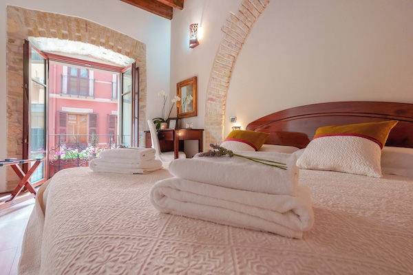 Standardværelse | Minibar, pengeskab på værelset, skrivebord, lydisolering