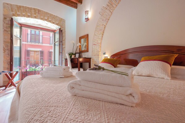 Double Room with French Bed | Minibar, in-room safe, desk, soundproofing - Sa Domu Cheta (Cagliari)