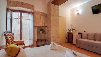 Quadruple Room | Minibar, in-room safe, desk, soundproofing