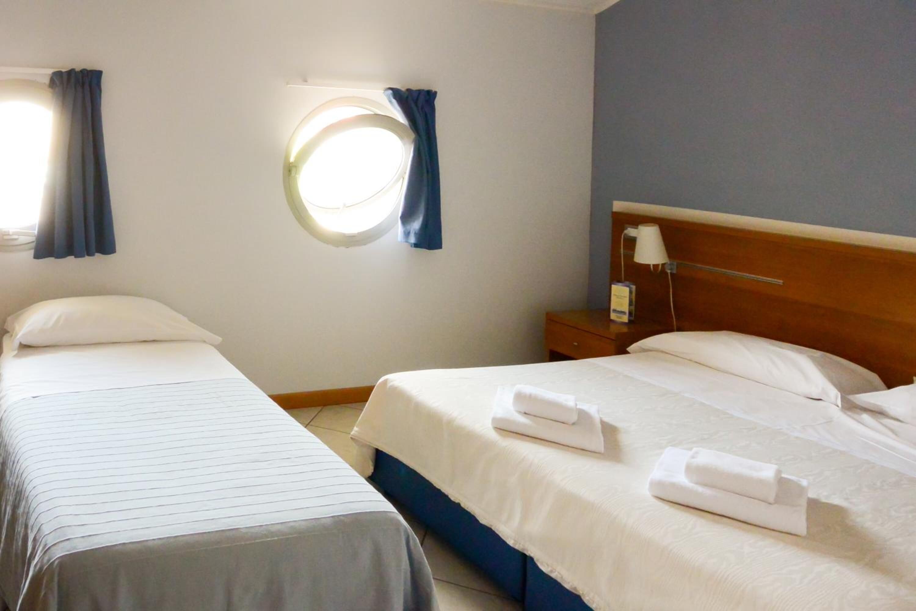 Copriletto in piuma, minibar, una cassaforte in camera, una scrivania