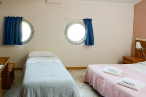 Down comforters, minibar, in-room safe, desk - Albergo Meublè Abatjour (Mantua)