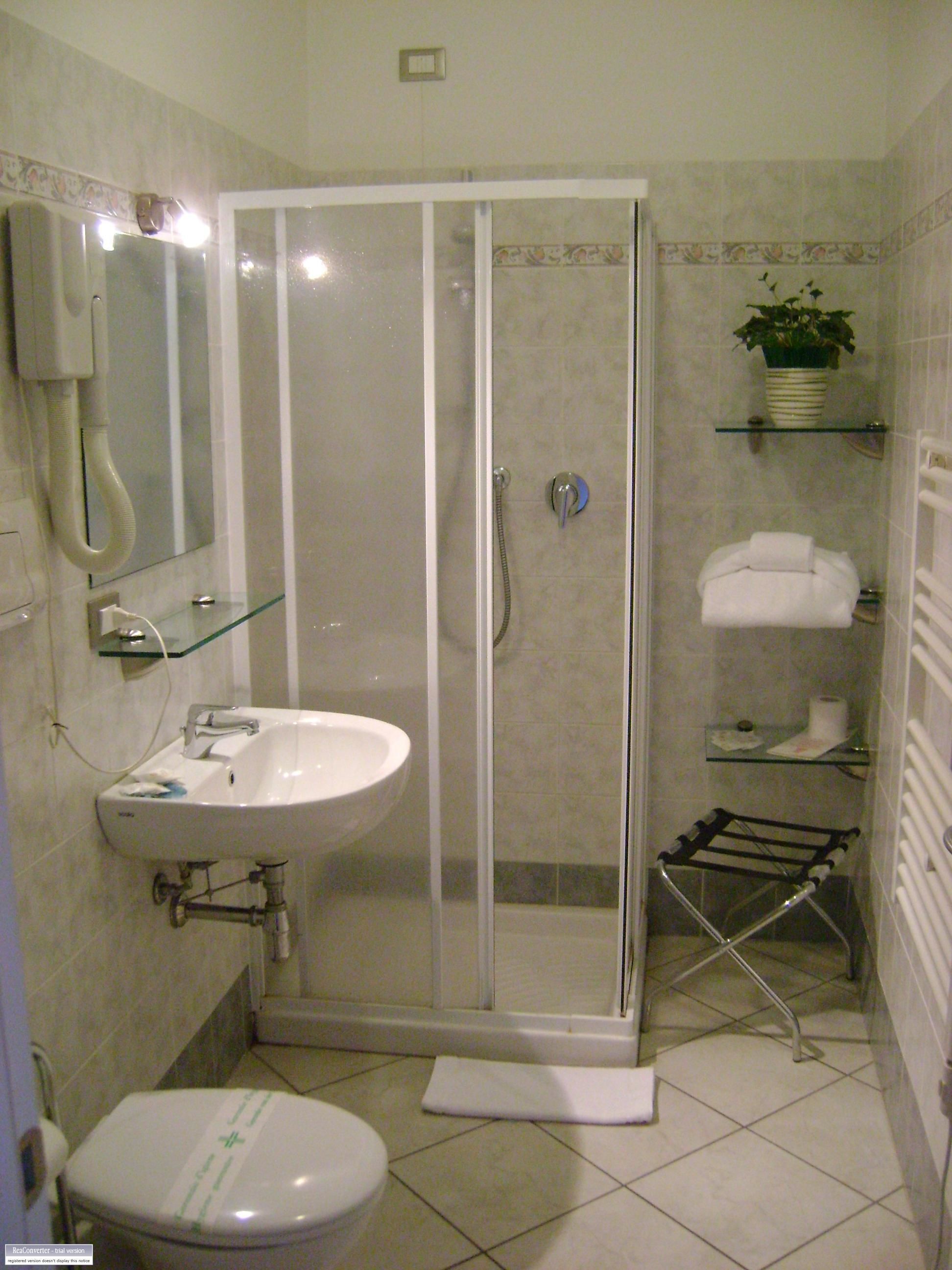 Kelengkapan dandanan diri percuma, pengering rambut, bidet 