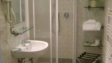 Kelengkapan dandanan diri percuma, pengering rambut, bidet