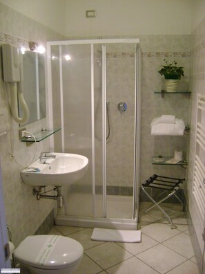 Articles de toilette (gratuits), séchoir à cheveux, bidet