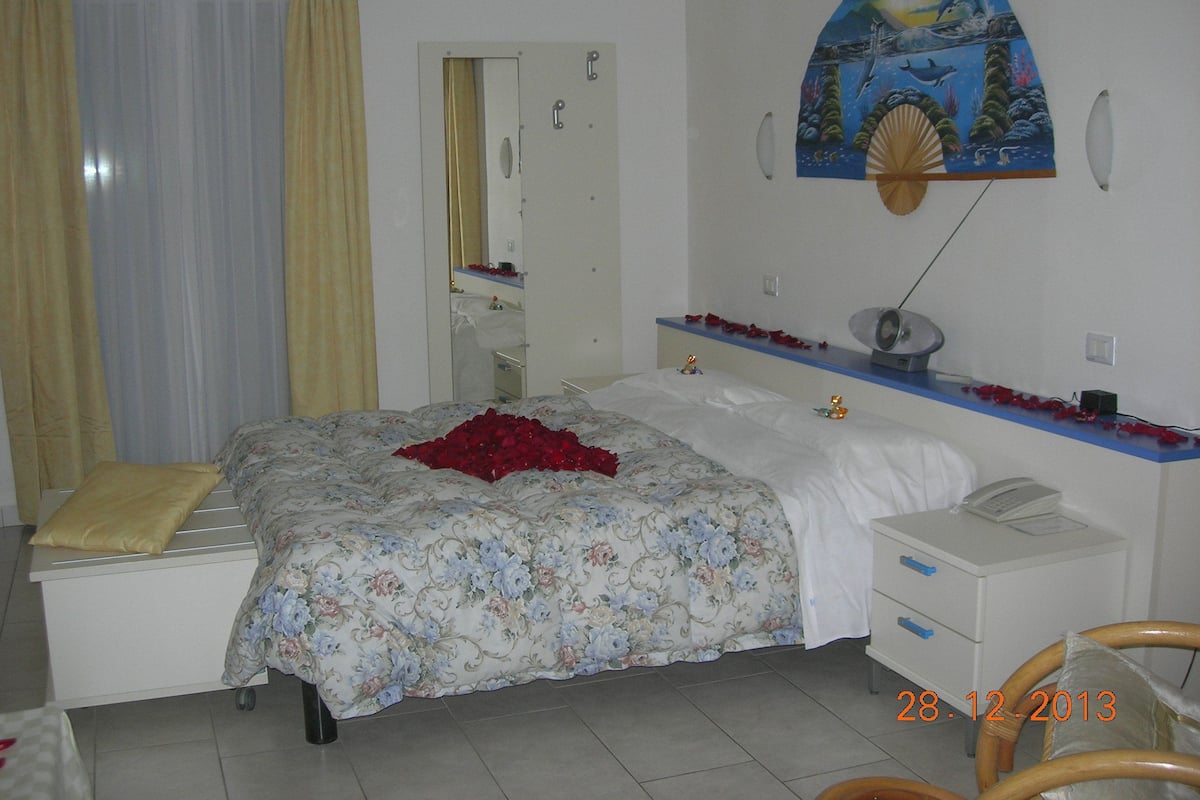 Junior Suite | Peti besi dalam bilik, meja, langsir/tirai gelap terus, kalis bunyi