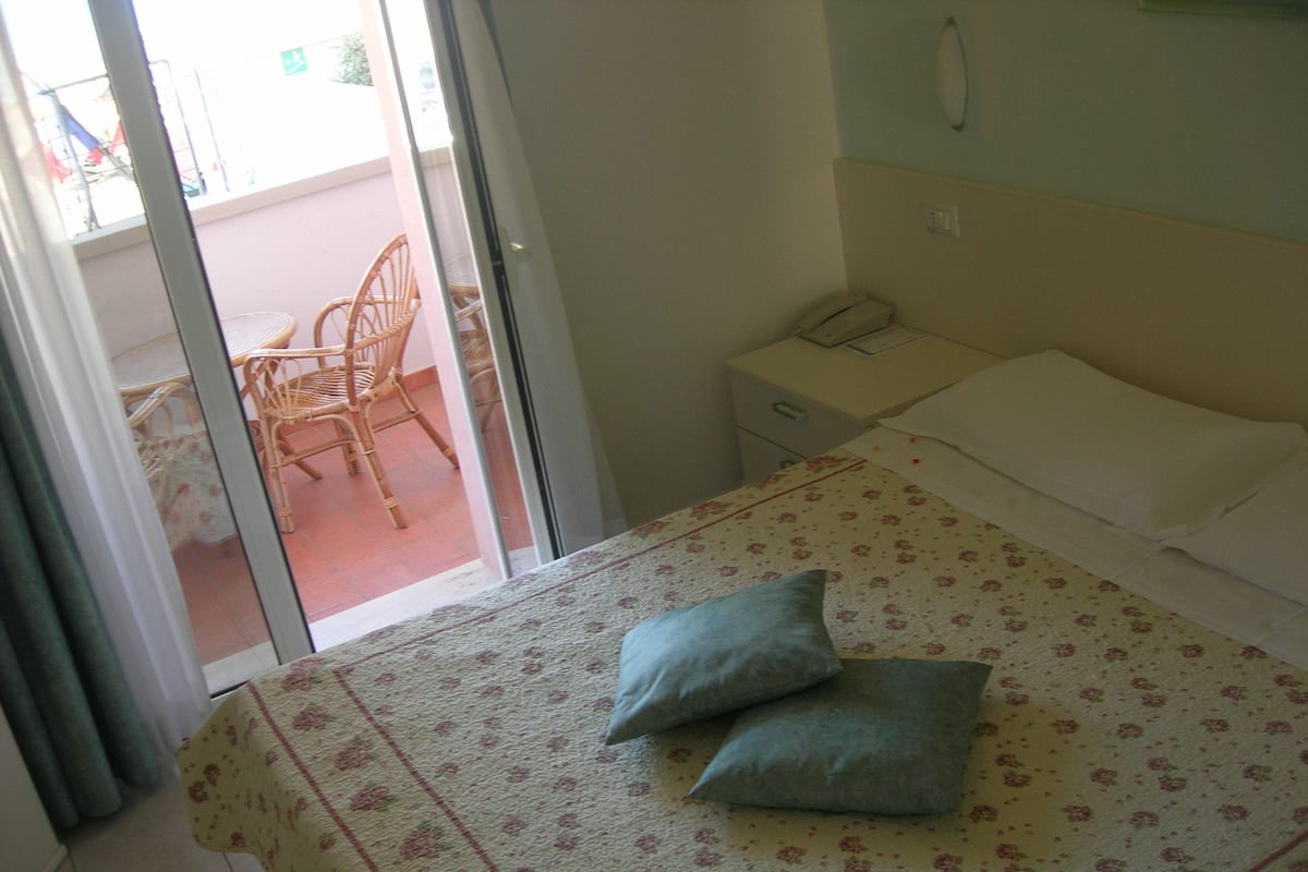 Double Room | Peti besi dalam bilik, meja, langsir/tirai gelap terus, kalis bunyi