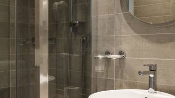 Douche, sèche-cheveux, serviettes fournies