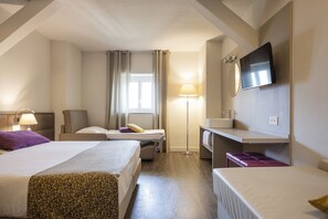 Economy Triple Room, Shared Bathroom - Hotel Alexandra (Muralto)