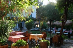 Se sirven desayunos, comidas, cenas y cocina italiana