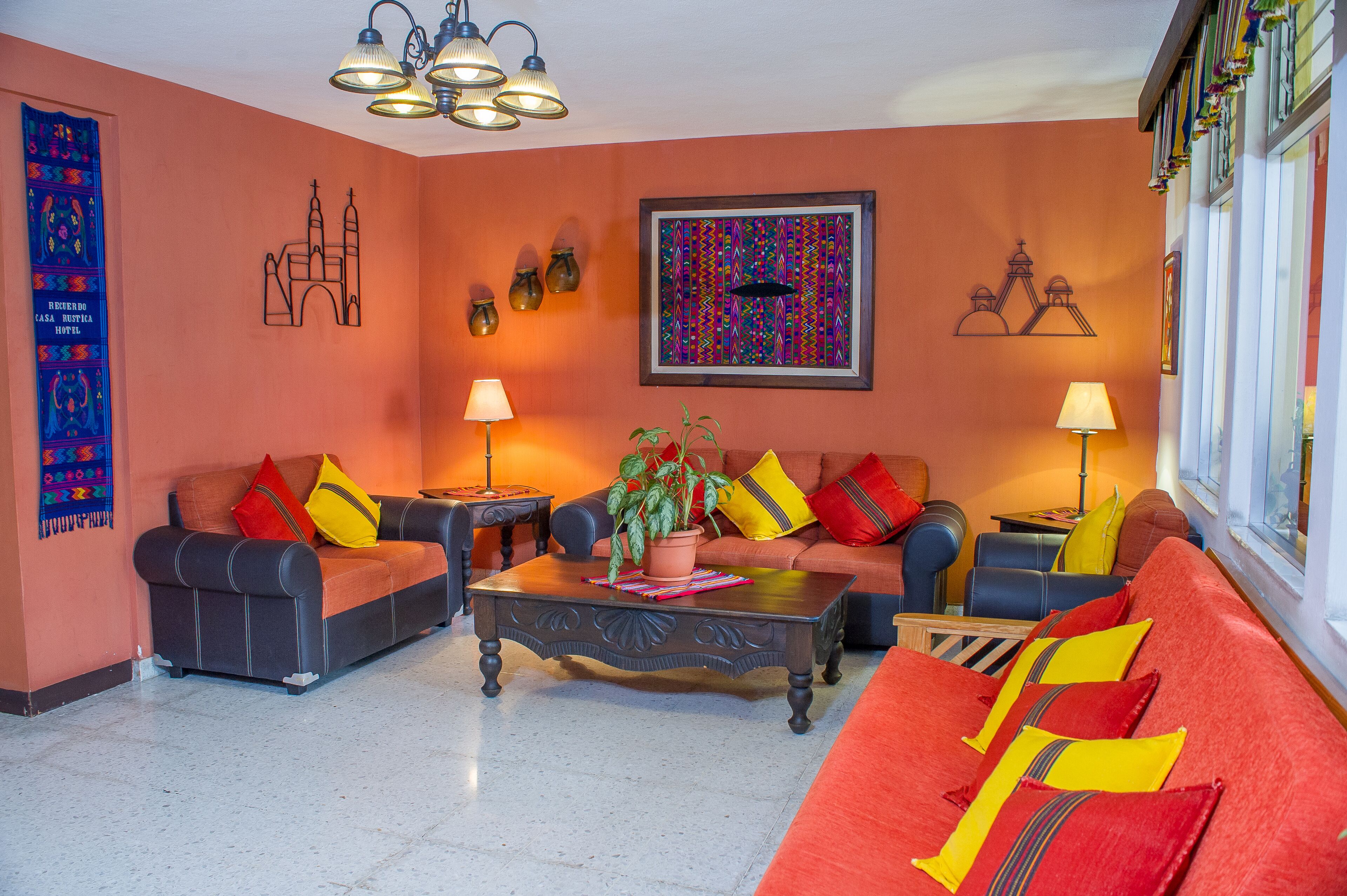 Una sala de estar acogedora con un sofá, una mesa de centro y dos lámparas.