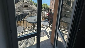 Un balcon donnant sur un lac et des bâtiments.