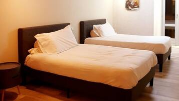 Habitación Deluxe con 2 camas individuales | Minibar, decoración personalizada, muebles diferentes y escritorio