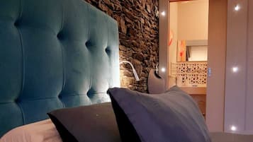 Suite junior | Minibar, decoración personalizada, muebles diferentes y escritorio