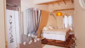Un dormitorio con cama, ducha y baño.