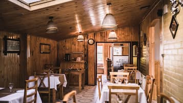 Phục vụ bữa sáng, bữa trưa, bữa tối, pizza