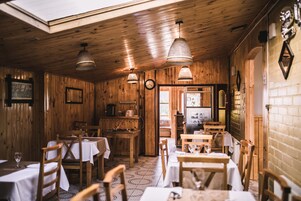 供应早餐、午餐和晚餐，披萨饼