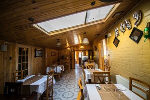 Breakfast, lunch, dinner served; pizza 