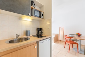 Suite, 1 habitación | Cocina privada | Frigorífico, microondas, placa de cocina y cafetera o tetera
